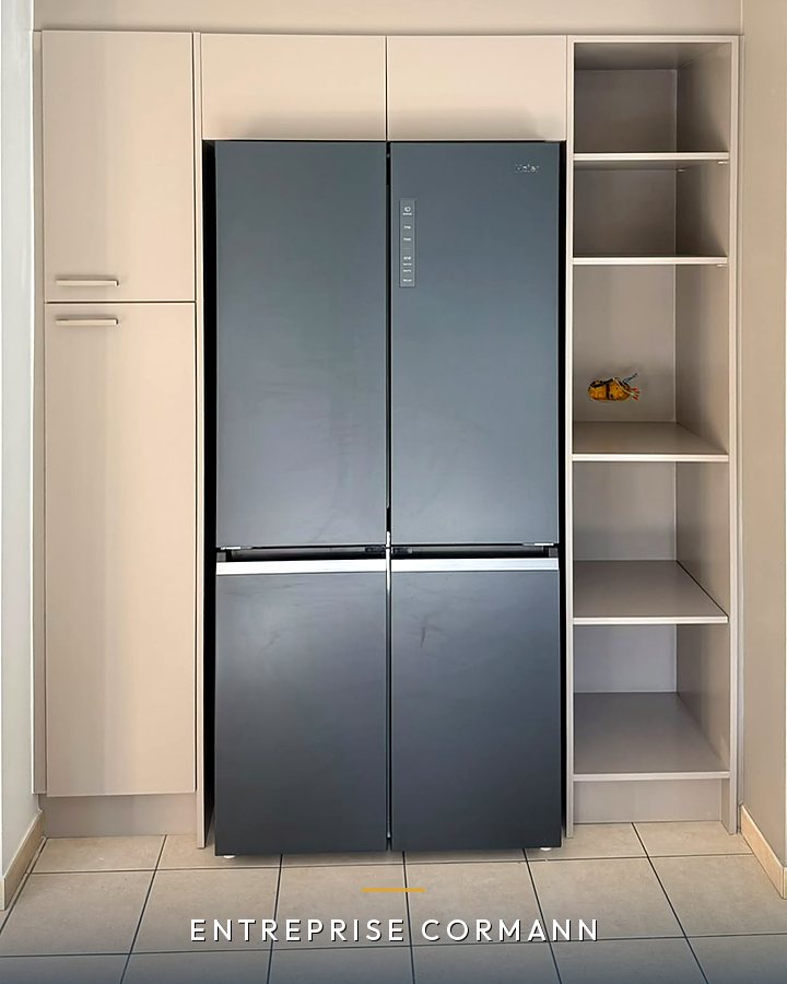Frigo américain encadré de rangements sur mesure, finition peinte